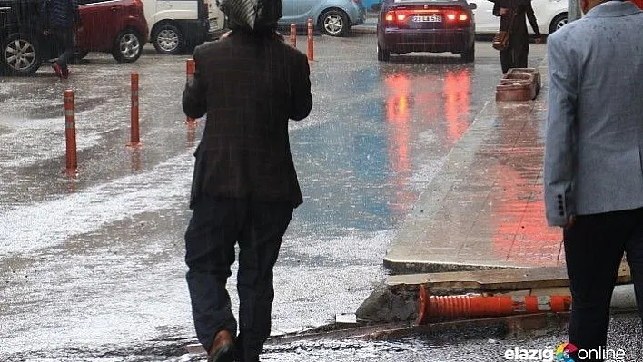Hazırlıksız yakalanan vatandaşlar, poşetle korunmaya çalıştı