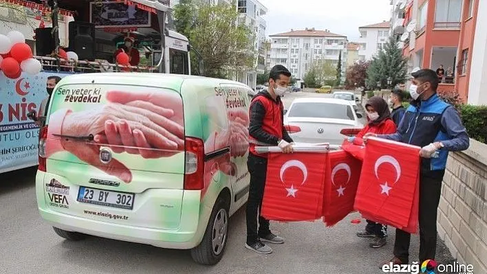 Vefa Sosyal Destek Ekipleri, Çocuklara Bayrak Dağıttı
