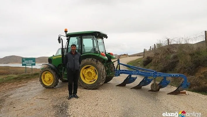 Yolu traktörüyle kapatıp giriş çıkışları kontrol altına aldı