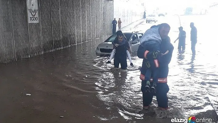Alt geçidi su bastı, araçta kalan 3 kişi sırtta taşınarak kurtarıldı
