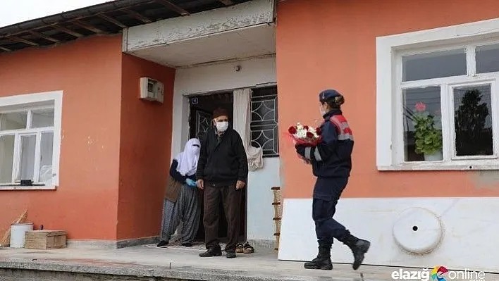 Elazığ'da evden çıkamayan emekli işçilere çiçekli Vefa