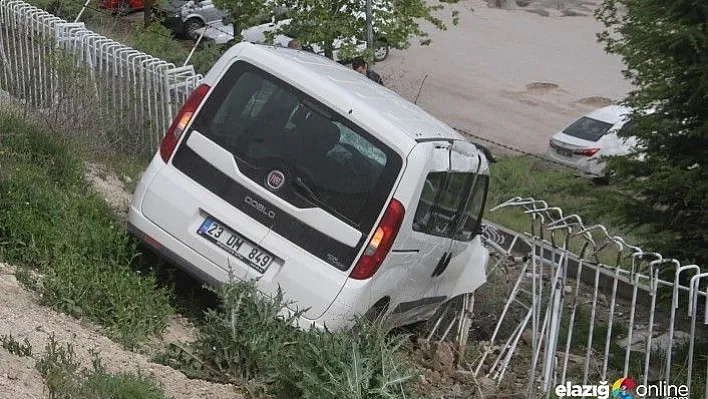 Önce yayalara, sonra demir korkuluklara çarptı: 1'i ağır 3 yaralı