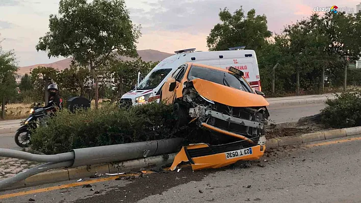 3 araca çarptı kaçtı, refüje çıkıp direği devirdi: 1 yaralı