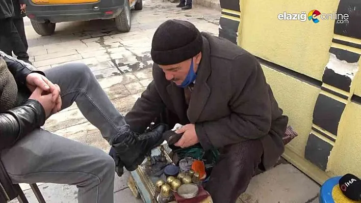 45 yıldır ayakkabı boyayarak evini geçindiriyor