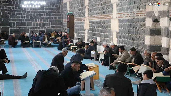 5. Harem-i Şerif'te asırlardır mukabele geleneği sürüyor