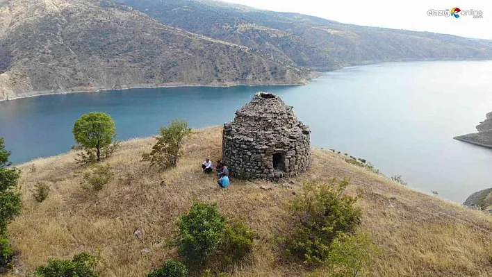 Selçuklular döneminden kalma 800 yıllık kümbet zamana direniyor