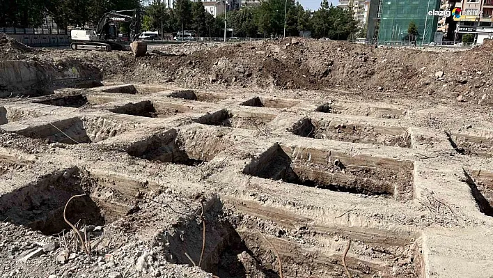 89 kişinin hayatını kaybettiği Galeria Sitesi'nin zemin blokları gözüktü