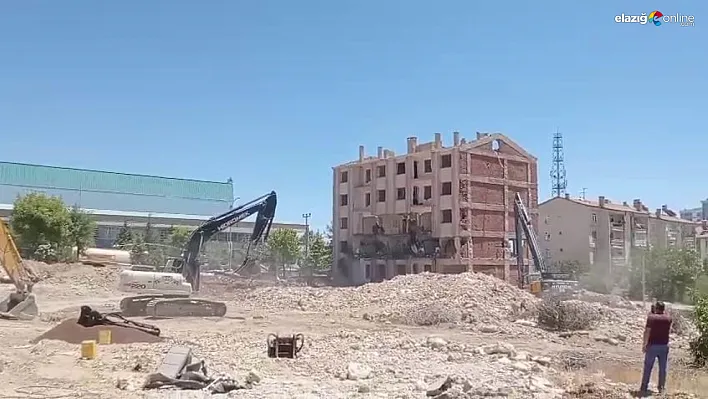 Elazığ'da Şaşırtan Yıkım Anı! Korna Çaldı, Bina Çöktü!