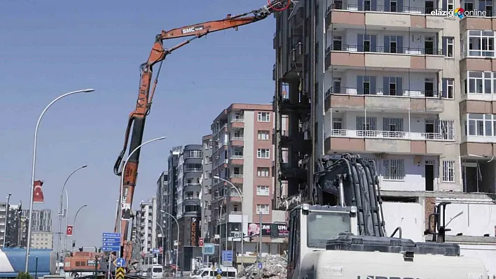 Ağır hasarlı binanın yıkımında polis ve operatörün bayrak hassasiyeti