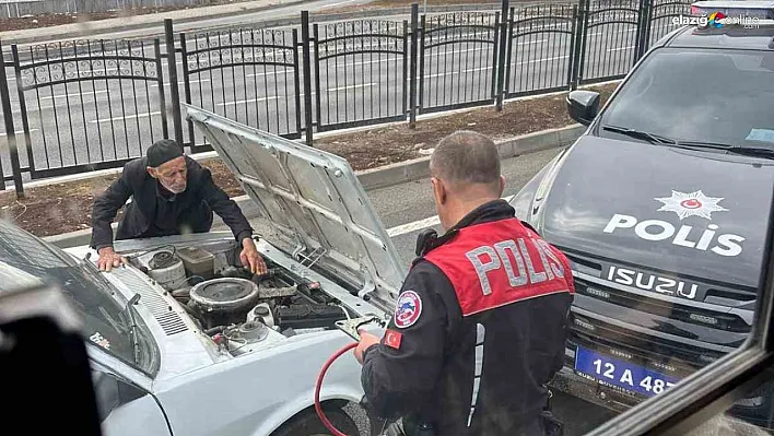 Aracı cadde ortasında bozulan yaşlı adamın yardımına polis ekipleri yetişti