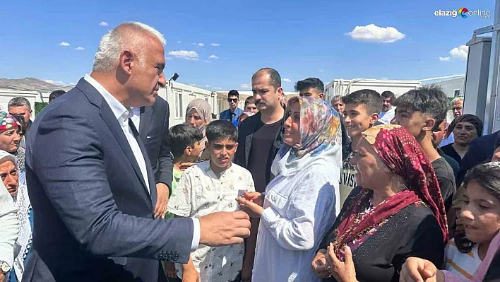 Bakan Ersoy konteyner kentte kalan depremzedelerle bayramlaştı