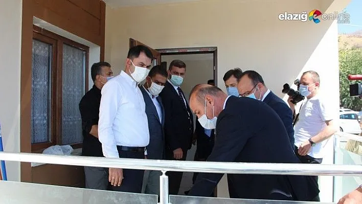 Bakan Kurum, şantiyeye dönen Elazığ'da deprem konutlarını inceledi