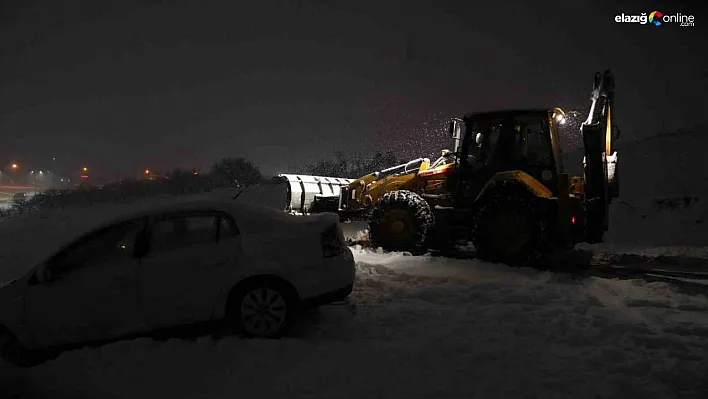 Battalgazi'de  karda mahsur kalan araç kurtarıldı