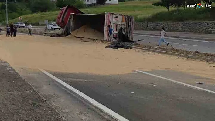 Bingöl'de buğday yüklü tır devrildi, yol trafiğe kapandı