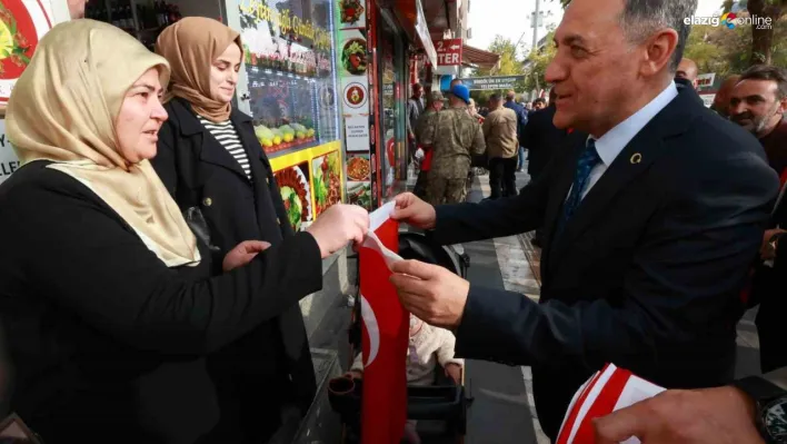 Bingöl'de esnaf ve vatandaşlara Türk bayrağı dağıtıldı