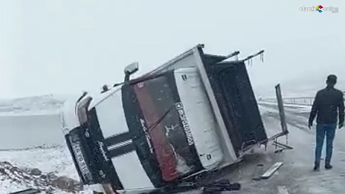 Bingöl'de kamyonet devrildi: 2 yaralı