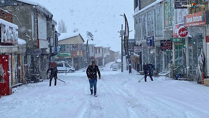 Bingöl'de kar esareti: Araçlar kar yığını altında kaldı