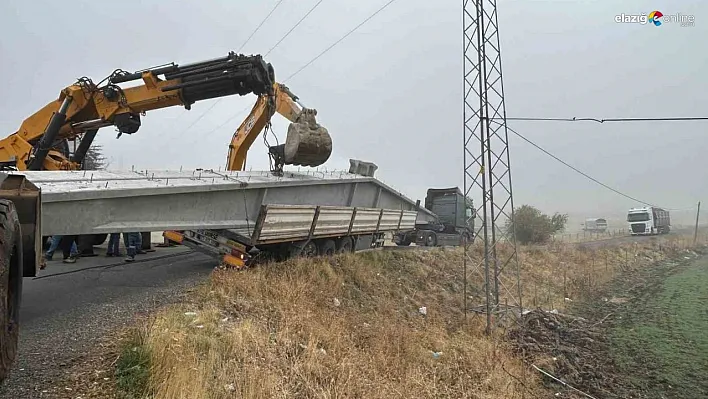 Bingöl'de virajı alamayan tır yan yattı
