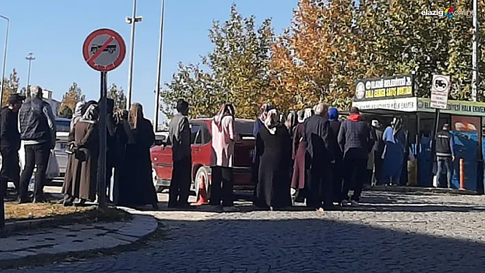 Burası Elazığ! Iphone Kuyruğu Değil, Ekmek Kuyruğu!