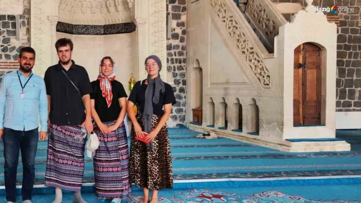 Bursa'dan sonra Diyarbakır Ulu Cami'de yabancı turistler etek giydi