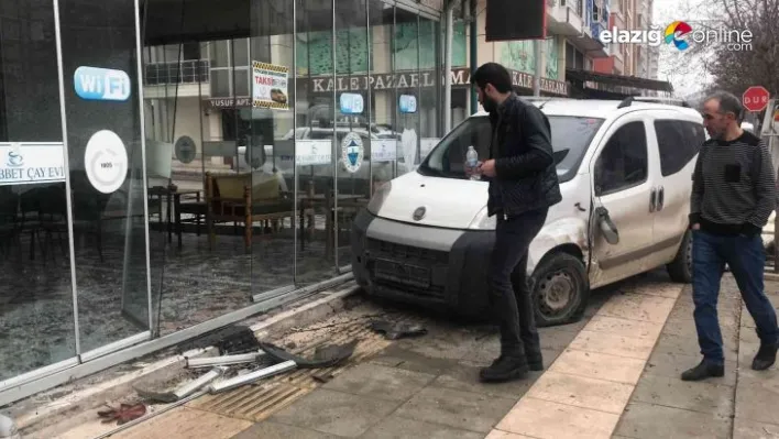 Çarpışan araçlardan biri kontrolden çıkarak çay ocağına girdi