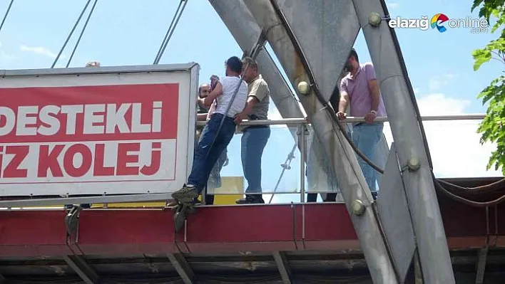 Çıktığı üst geçitte 2,5 saat polise direndi, kentte trafik durdu