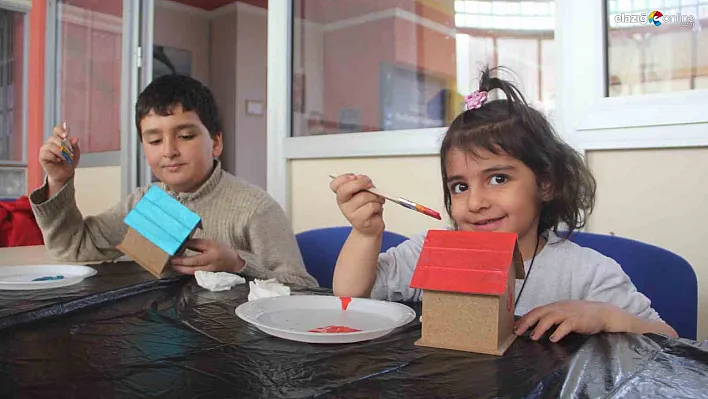 Elazığ'daki depremzede çocuklar bir an olsun yalnız bırakılmıyor