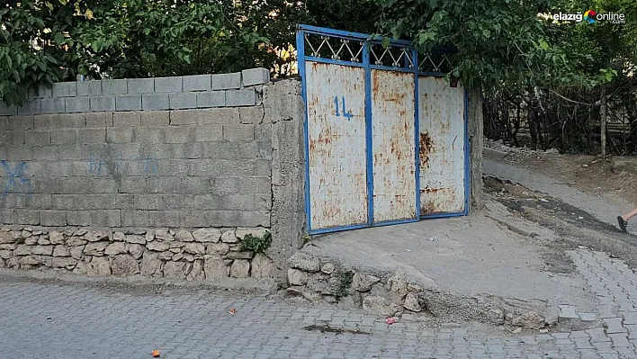 Çocuklarını ve kendisini bıçakla yaraladı