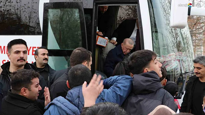 Cumhurbaşkanı Erdoğan çocuklara oyuncak dağıtıp harçlık verdi