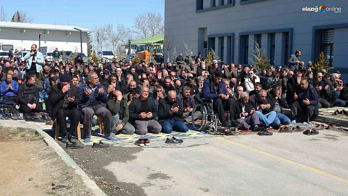 Deprem bölgesi Malatya'da Ramazan'ın ilk cuma namazı kılındı
