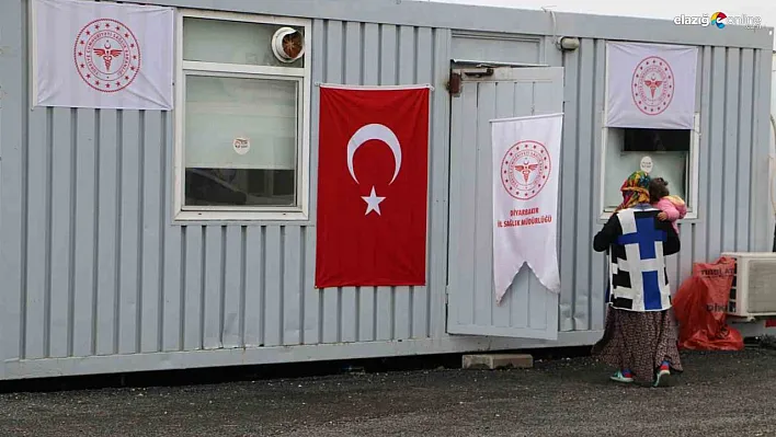 Deprem bölgesinde sağlıkçılar Tıp Bayramını çadır kentte geçiriyor
