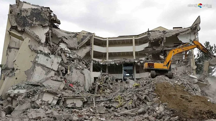 Depremde ağır hasar gören DÜ Rektörlük binasının yıkımına başlandı