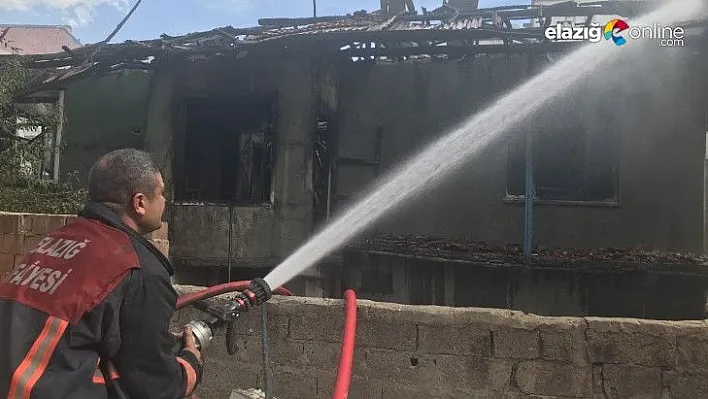 Depremden sonra boşaltılan 2 katlı ev yandı