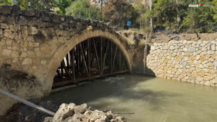 Depremin tahrip ettiği 300 yıllık tarihi köprü ayağa kaldırılıyor