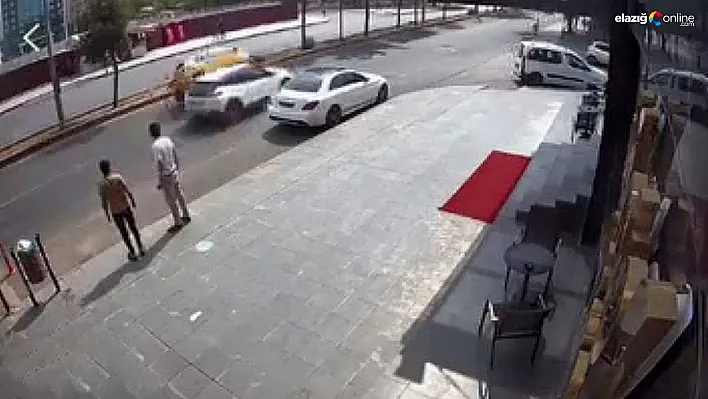 Dikkatsiz sürücü, taksinin yan yatmasın atmasına neden oldu