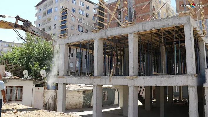 Diyarbakır'da 3 katlı kaçak yapı belediye ekiplerince yıkıldı