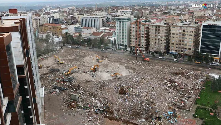 Diyarbakır'da acil yıkılacak binaların enkaz kaldırma çalışmaları devam ediyor