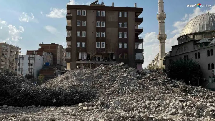 Diyarbakır'da Yıkım Faciası: Ağır Hasarlı Bina Yanındaki Apartmanın Üzerine Çöktü