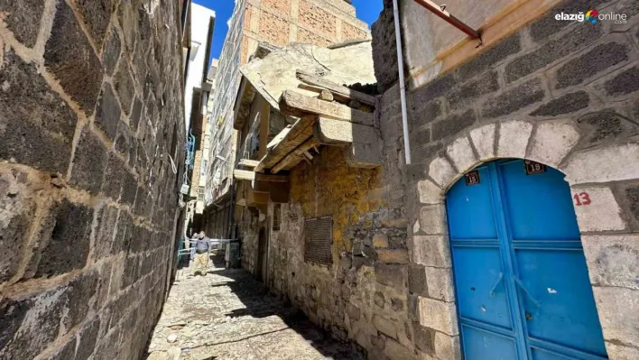 Diyarbakır'da ağır hasarlı müstakil evin çatısı çöktü