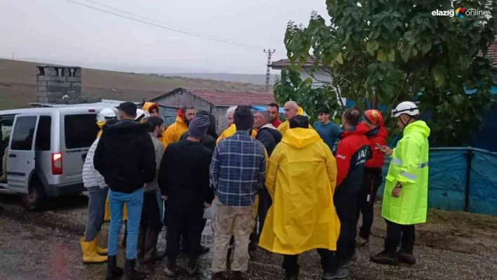 Diyarbakır'da ahır ve samanlıkları su bastı