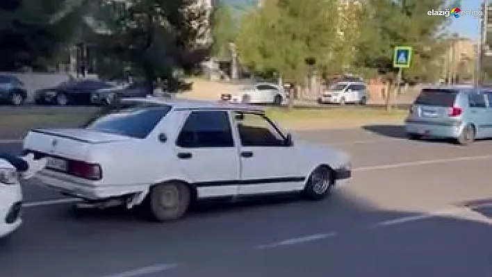 Diyarbakır'da akılalmaz görüntü: Yolda kalan aracı ayaklarıyla ittirdi!