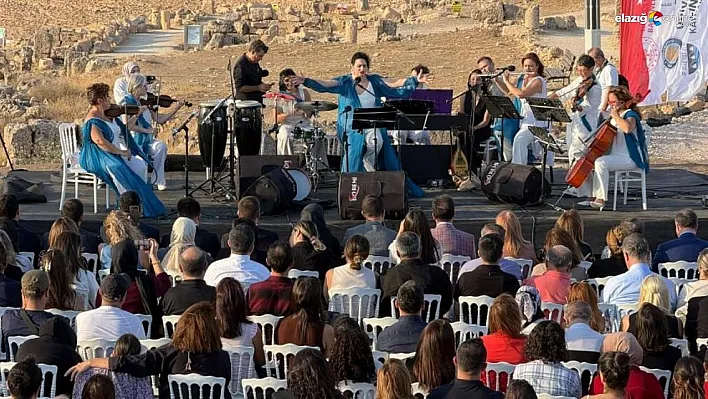 Diyarbakır'da Allegra Ensemble kadın müzik topluluğu tarihi sokakları gezdi
