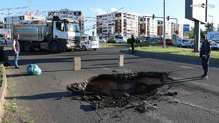 Diyarbakır'da asfalt çöktü, yol ulaşıma kapatıldı