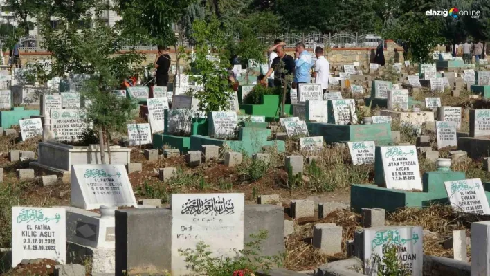 Diyarbakır'da bayram sabahı vatandaşlar mezarlıklara akın etti