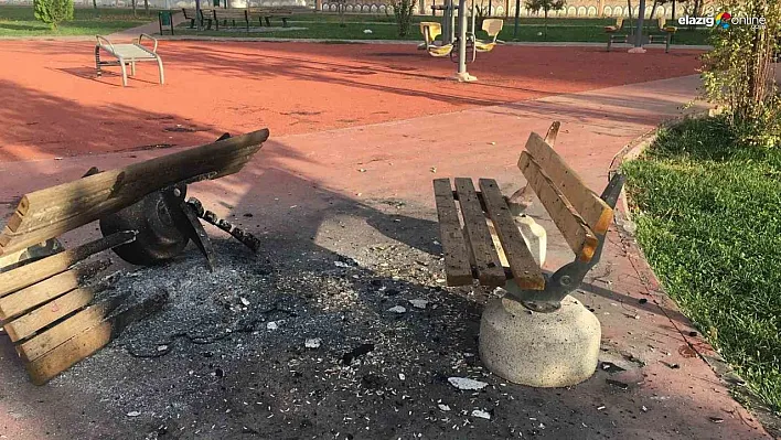 Diyarbakır'da bazı parklarda oturma bankları yakıldı