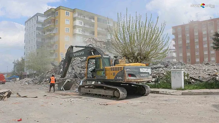 Diyarbakır'da bir kısmı çöken binanın yıkımı tamamlandı