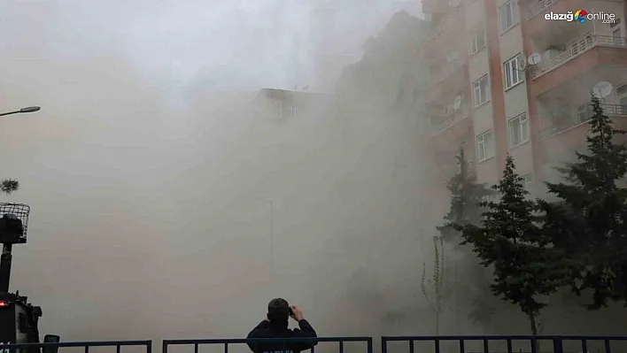 Diyarbakır'da bir kısmı yıkılan bina çöktü