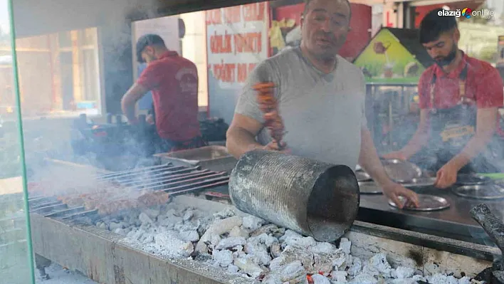 Diyarbakır'da ciğer ustaları sıcak havaya rağmen ocakbaşından ayrılmıyor