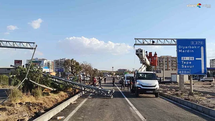 Diyarbakır'da damperi açık kamyon KGYS direğini devirdi