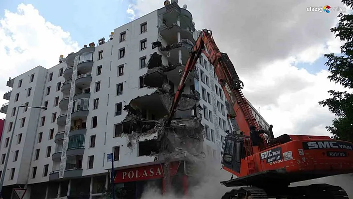 Diyarbakır'da 400 ağır hasarlı binanın yıkımı devam ediyor